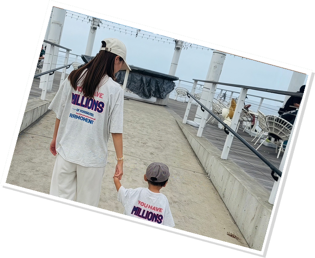 子供と手を繋いてる写真